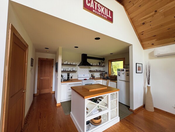 Réfrigérateur, four, plaque de cuisson, cafetière/bouilloire