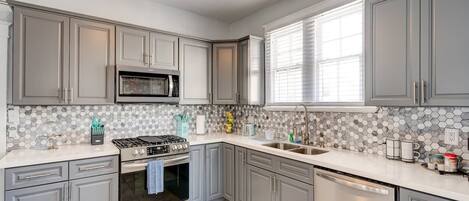 Frigorífic, microones, forn i placa de cuina