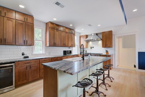 Milwaukee, Sleeps 16, 4 bath, Arcade, Theater, Hot Tub, Outdoor Igloo, Firepit