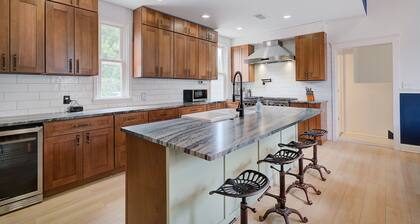 Milwaukee, Sleeps 16, 4 bath, Arcade, Theater, Hot Tub, Outdoor Igloo, Firepit