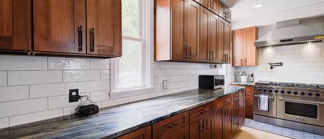 ثلاجة، ميكروويف، فرن، موقد طهي مسطح