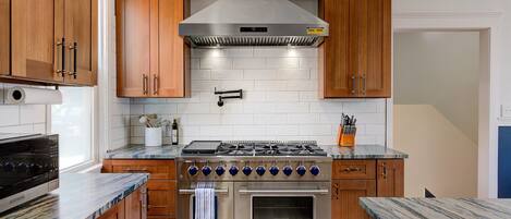 Køleskab, mikrobølgeovn, ovn, kogeplade