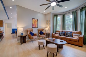 Smart-tv, eldstad, bordsfotboll och en stereo