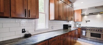 Brewers Hill sleeps 16 hot tub arcade theater 4 bathrooms near fiserv & Brady