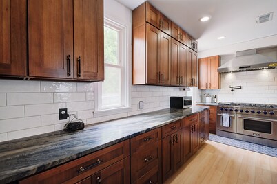Brewers Hill sleeps 16 hot tub arcade theater 4 bathrooms near fiserv & Brady