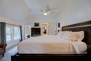 4 sovrum, skrivbord, strykjärn/strykbräda och resesäng