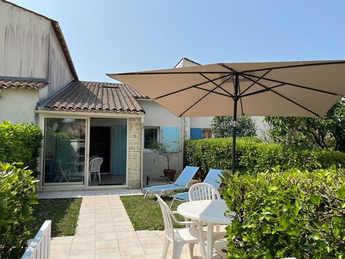 Maison en copropriete avec piscine et parking securise avec barriere.