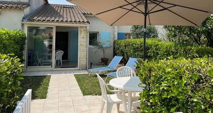 Maison en copropriete avec piscine et parking securise avec barriere.