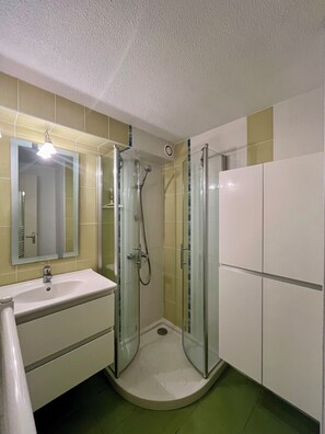 Shower, hair dryer - Condominium with swimming pool and secure gated parking. (Saint palais sur mer)