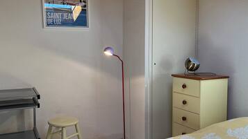 2 chambres, fer et planche Ă repasser