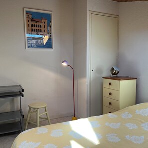 2 chambres, fer et planche à repasser