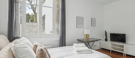Iron/ironing board, WiFi, bed sheets