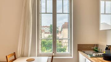 Kühlschrank, Mikrowelle, Herdplatte, Wasserkocher mit Kaffee-/Teezubehör