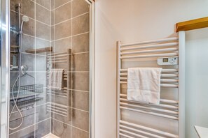 Douche, sèche-cheveux, serviettes fournies
