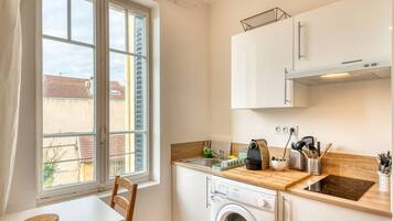 Køleskab, mikrobølgeovn, kogeplade, kaffe-/temaskine