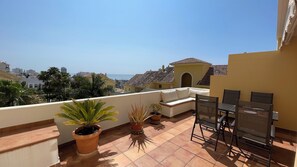 Outdoor dining - Cozy one bedroom apartment with pool and garden views (Estepona)