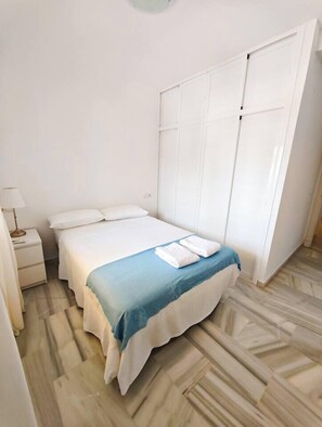 3 bedrooms, iron/ironing board, WiFi, bed sheets - Ocean View in First Line (chipiona)