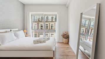 4 bedrooms, iron/ironing board, internet, bed sheets