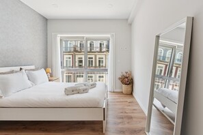 4 bedrooms, iron/ironing board, internet, bed sheets