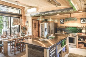 Fridge, microwave, oven, stovetop - Hôtel à la maison - Chalet Alpinot (La Malbaie)