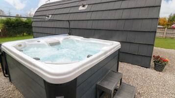 Banyera d'hidromassatge a l'aire lliure