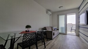 Huoneisto, 1 makuuhuone, parveke, kaupunkinäköala | Olohuone