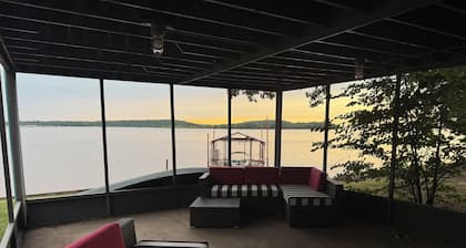 Lake Front House with Private Dock and boat rental available! Lake Eufala