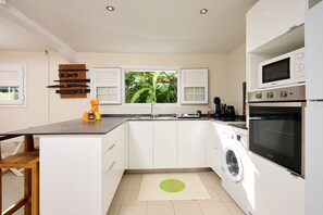 Réfrigérateur, micro-ondes, four, cafetière/bouilloire