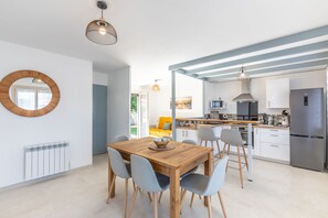 Kühlschrank, Mikrowelle, Ofen, Geschirrspüler
