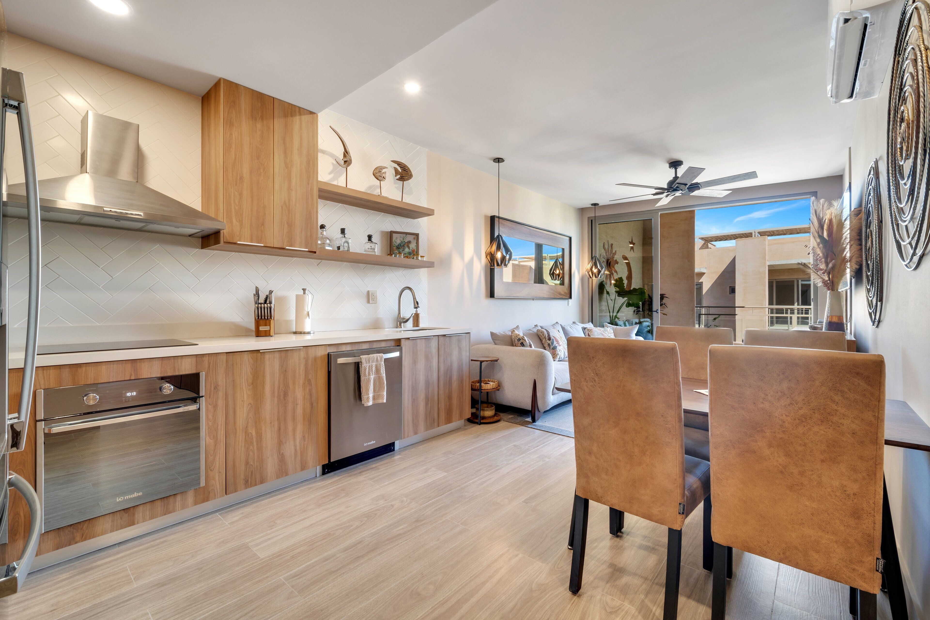 2 Bedroom Penthouse B504 | Yksityinen keittiö | Täysikokoinen jääkaappi, mikroaaltouuni, paistolaatta, ruokailupöytä