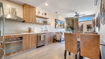 2 Bedroom Penthouse B504 | Cozinha privada | Geladeira grande, micro-ondas, chapa, mesas de jantar