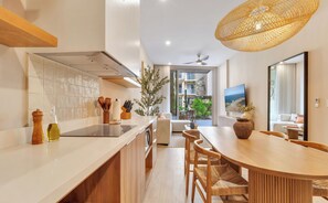 2 Bedroom Groundfloor B105 | Eigene Küche | Großer Kühlschrank, Mikrowelle, Grillplatte, Esstisch