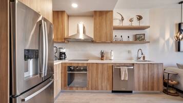 2 Bedroom Penthouse B504 | Eigene Küche | Großer Kühlschrank, Mikrowelle, Grillplatte, Esstisch