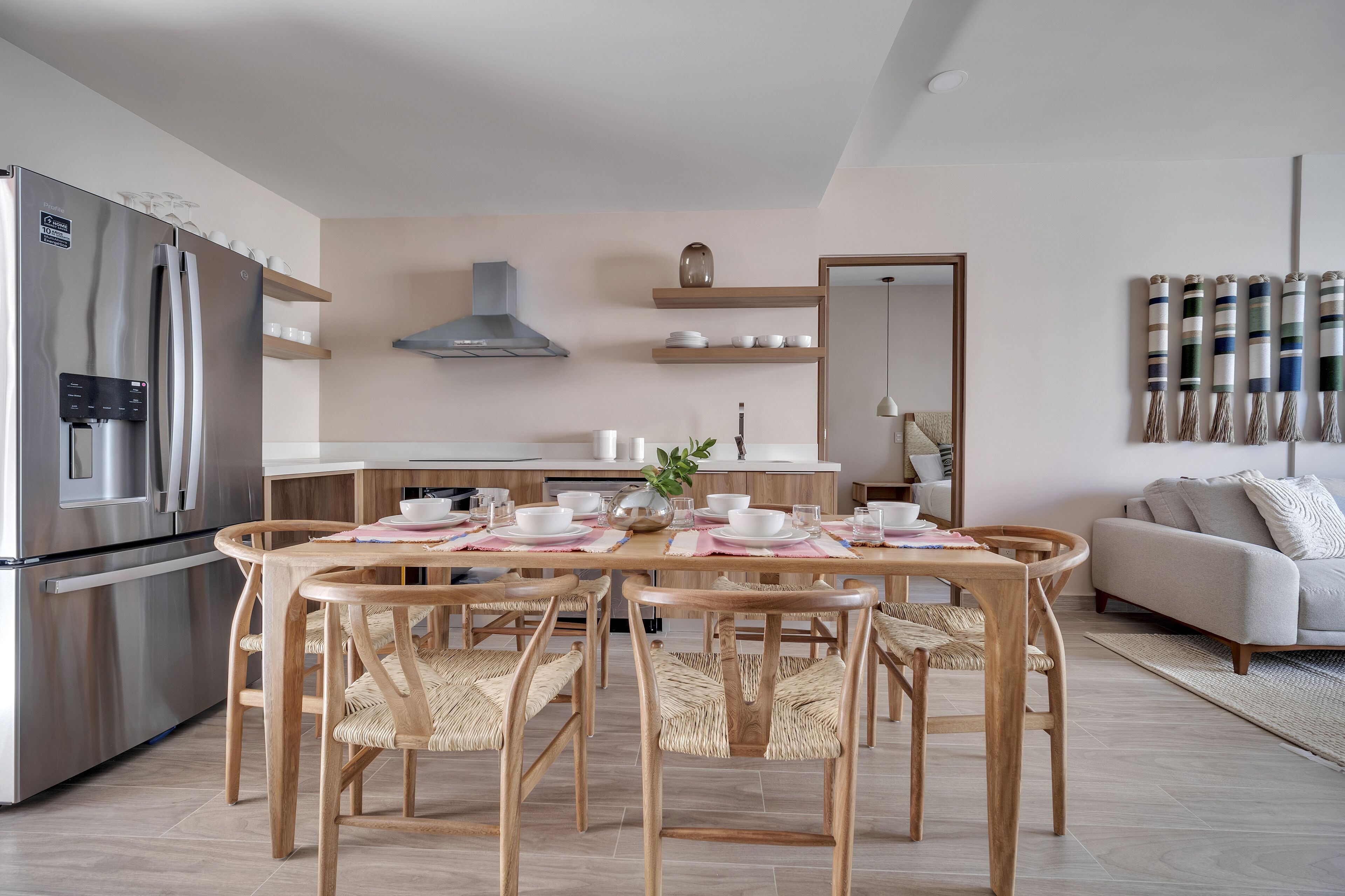 Grand réfrigérateur, micro-ondes, plancha, tables à manger