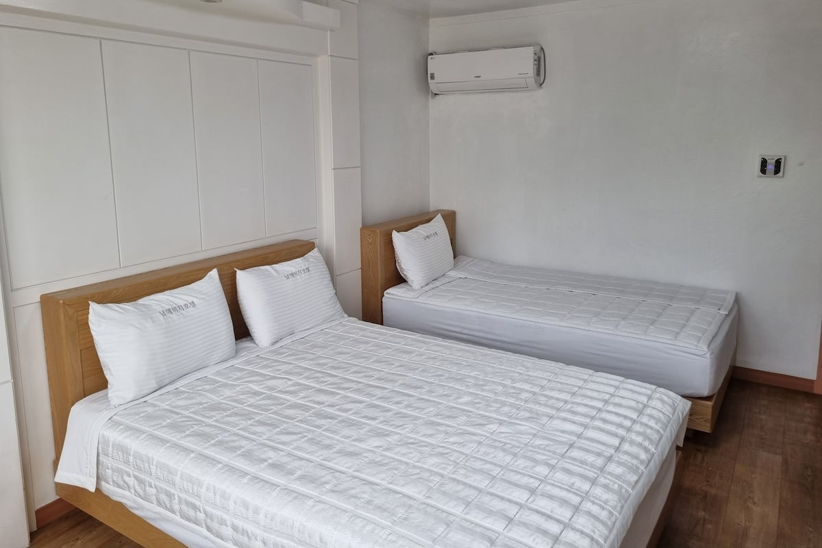 Free WiFi, bed sheets
