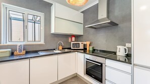 Køleskab, mikrobølgeovn, ovn, kogeplade