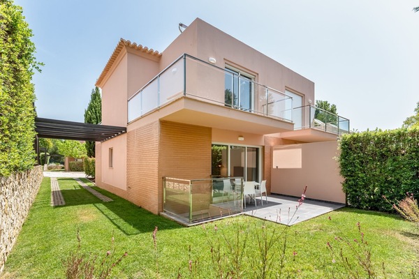 Modern architecture meets Algarve charm in this sunlit villa featuring a private terrace, manicured garden, and sleek glass balconies.
#CarvoeiroRetreat #GolfGetaway #AlgarveVilla #PrivateGarden #ModernLiving