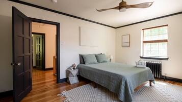 3 dormitorios, escritorio, tabla de planchar con plancha y cuna de viaje