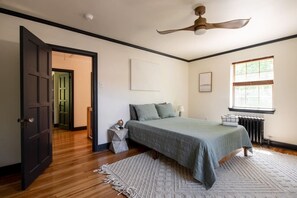 3 habitaciones, escritorio y tabla de planchar con plancha 