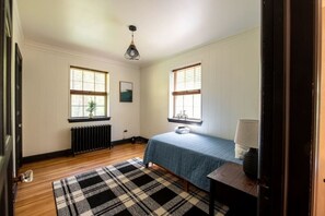 3 habitaciones, escritorio y tabla de planchar con plancha 