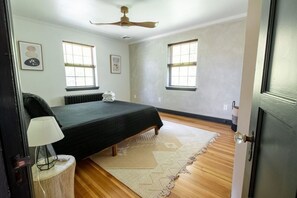 3 chambres, bureau, fer et planche à repasser, lit de bébé portatif