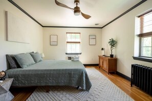 3 bedrooms, desk, iron/ironing board, travel cot