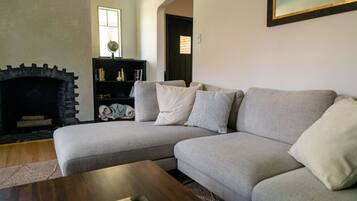 Una Smart TV, una chimenea