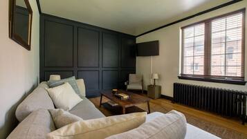 Una Smart TV, una chimenea