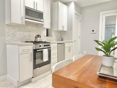 Chic Clean Renovated 1-bedroom Home with fast WiFi, laundry room in NYC