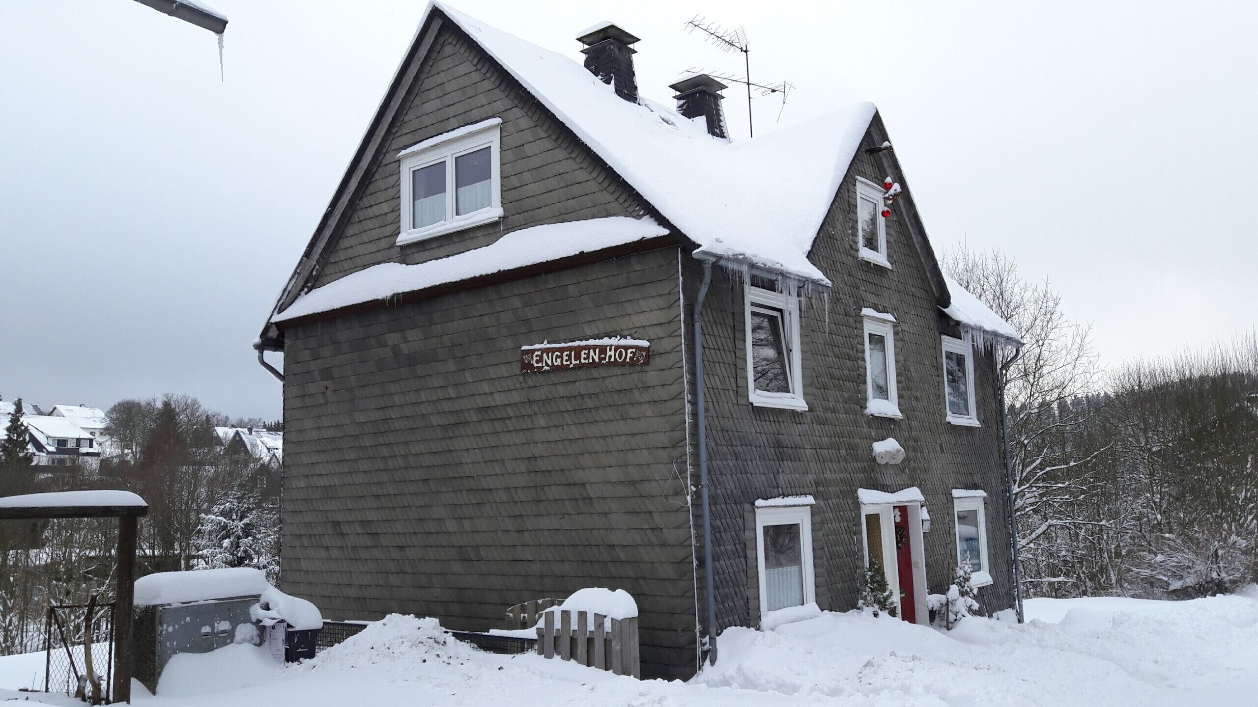Un bâtiment à deux étages sur lequel on peut lire l’inscription « ENGELEN-HOF ».