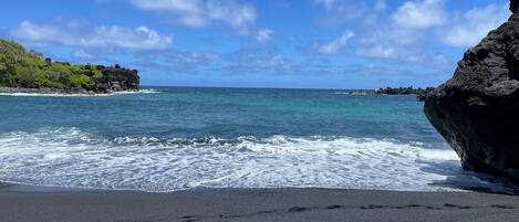 Nær stranden, solsenger og strandhåndklær