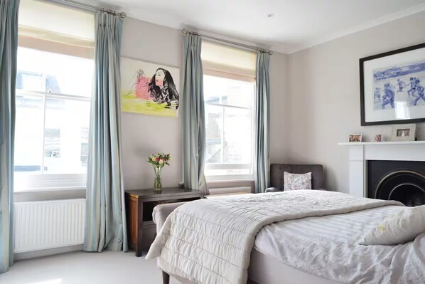 2 bedrooms, iron/ironing board, internet