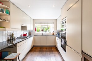 Kühlschrank, Mikrowelle, Ofen, Geschirrspüler