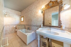 Villa | Bathroom